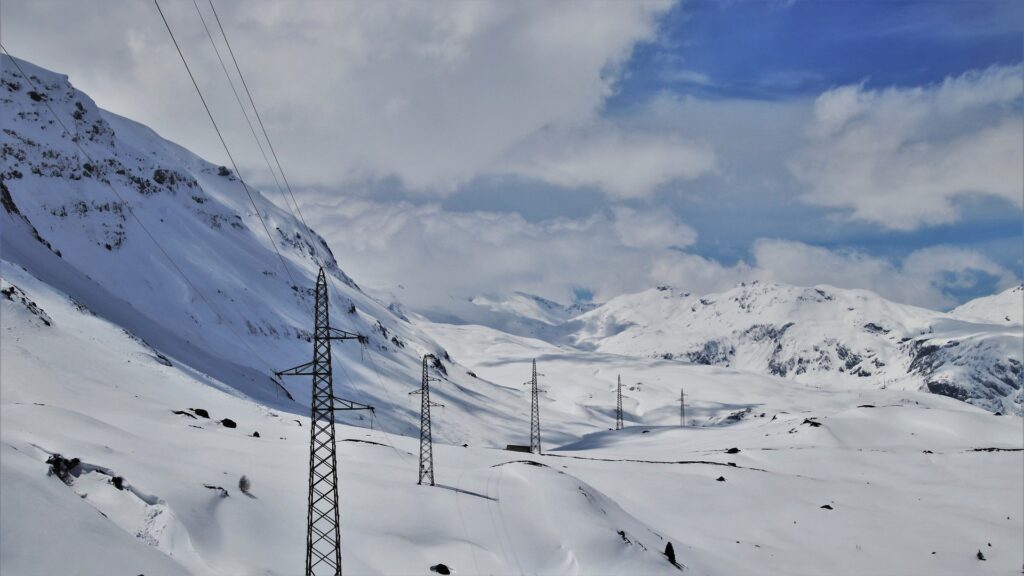 HeliAlaska - Powerline in the snow